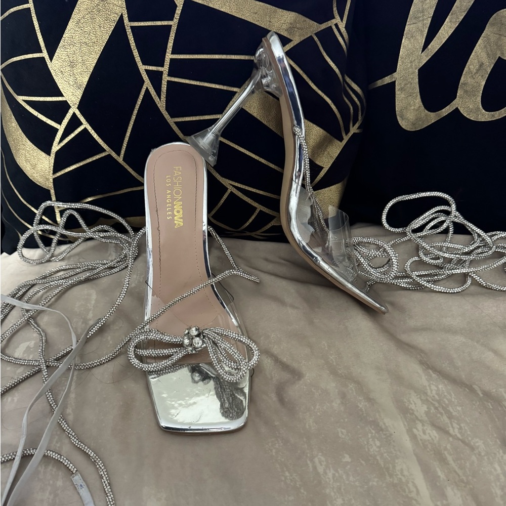 Sliver heels with bow
